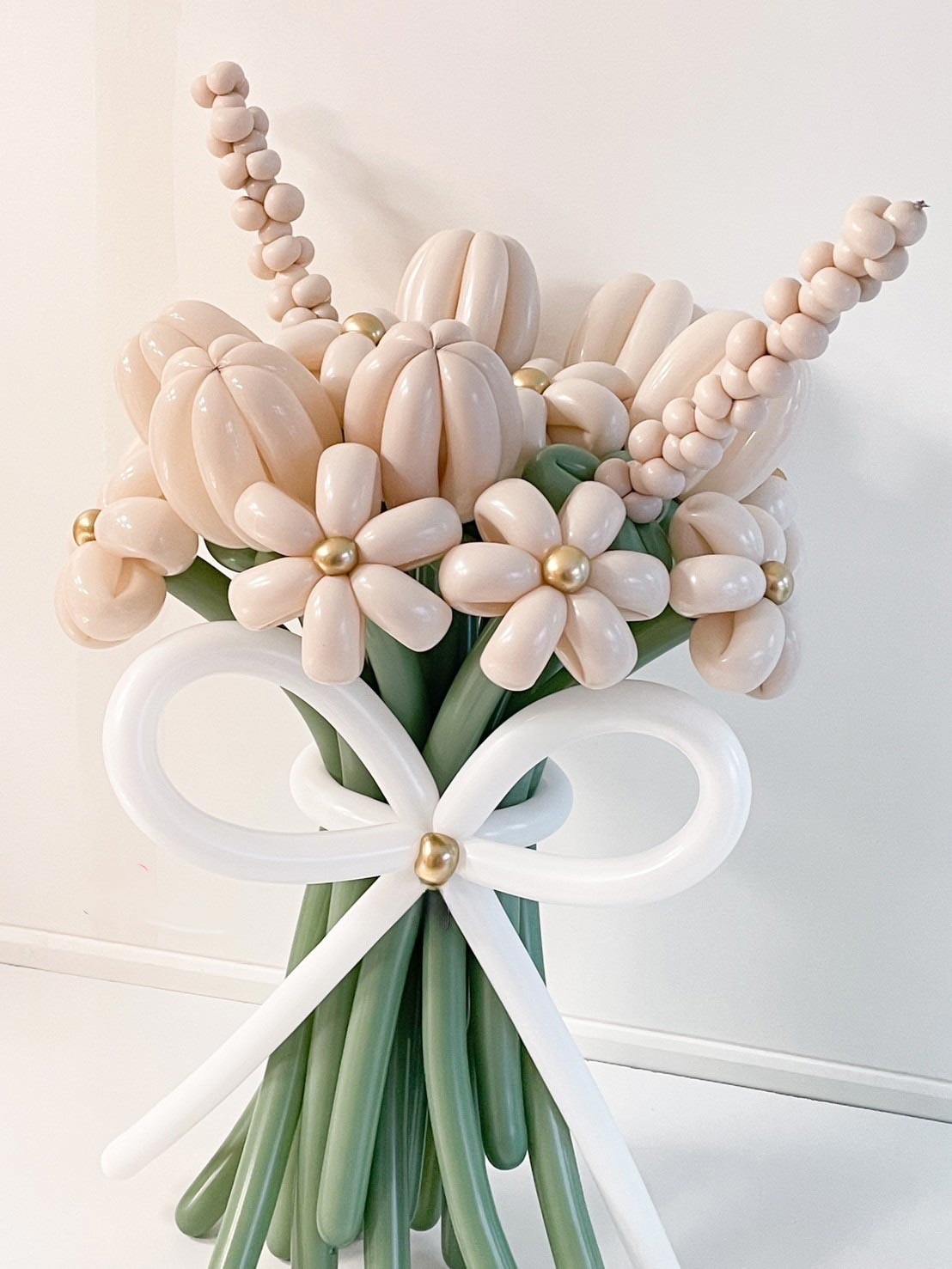 Creamy Delight – Balloon Flower Bouquet - BestBloomBuddy