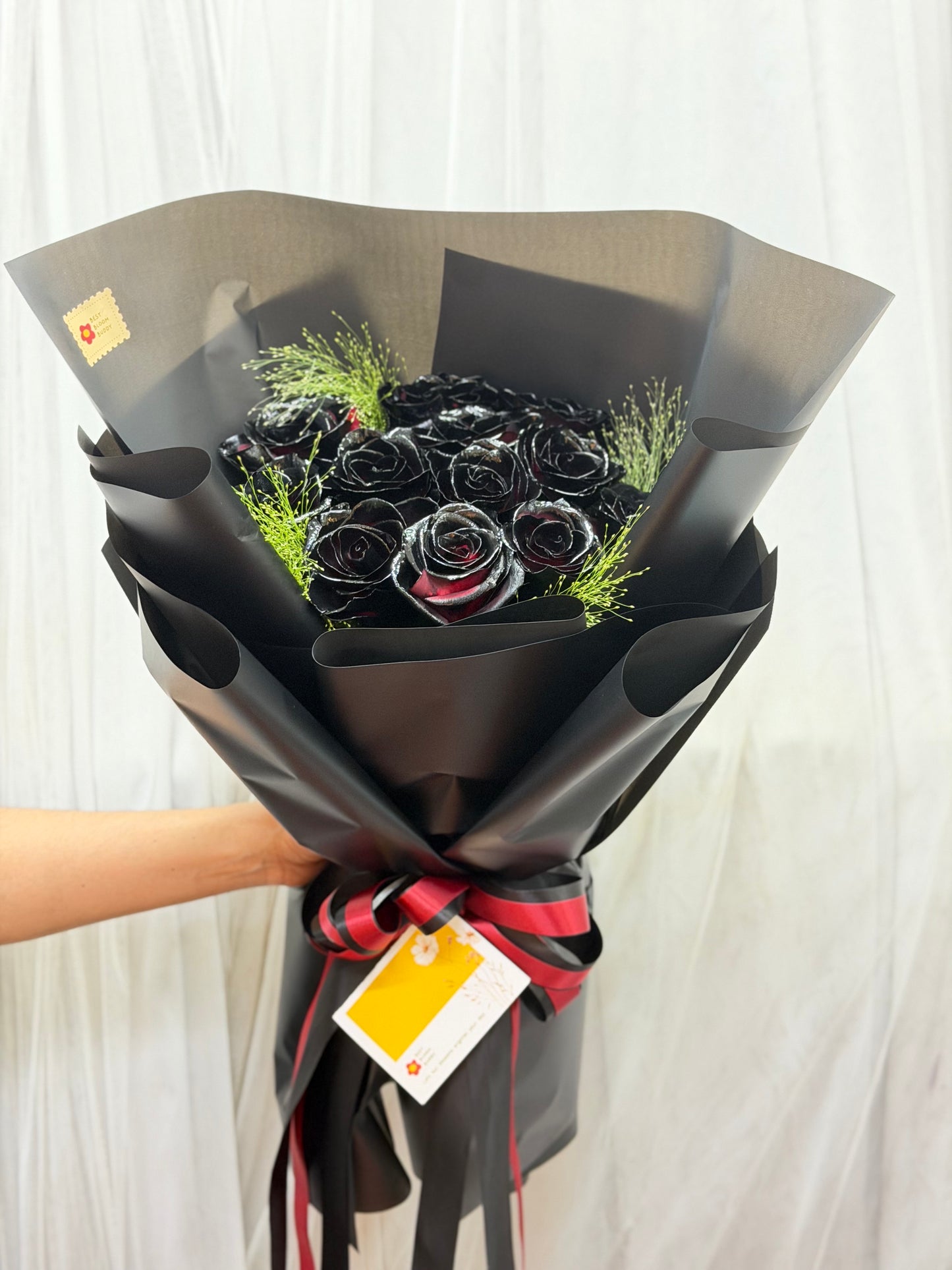 Mystic Love - 12 Black Roses Bouquet