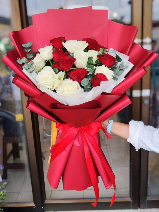 Eternal Love - 20 Red & White Rose Bouquet - BestBloomBuddy