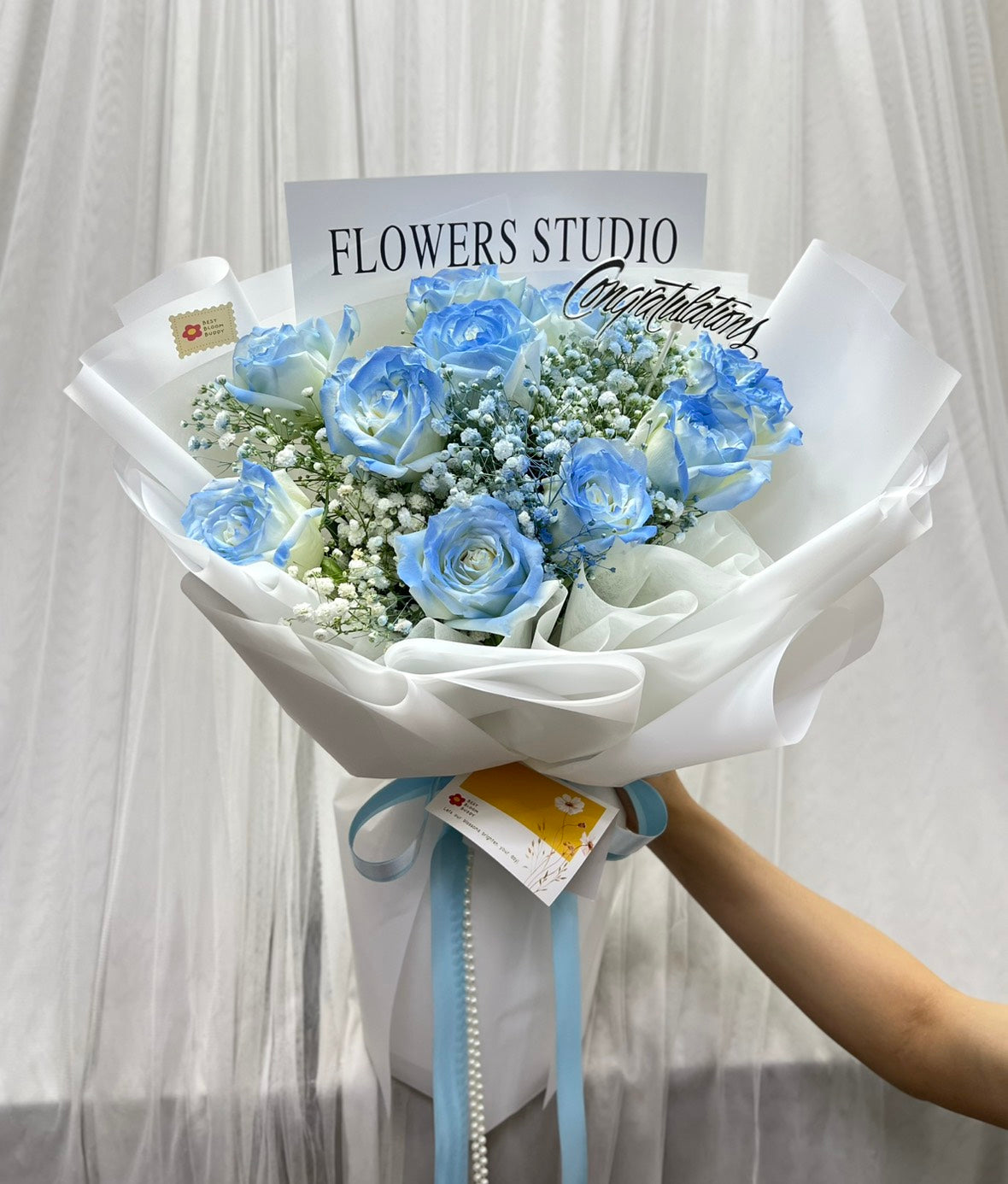 Sky Kiss – 10 Blue Roses Bouquet