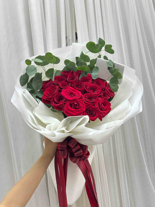 Hug & Kiss - 20 Red Roses Bouquet - BestBloomBuddy