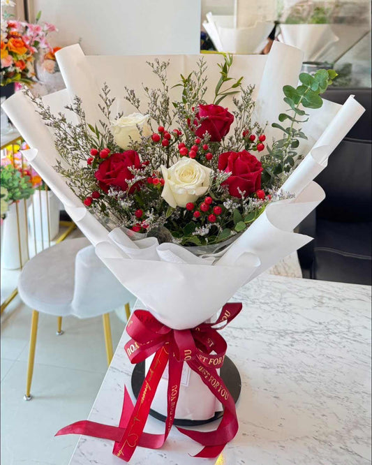 Snowy Love – 5 White & Red Rose with Hypericum Berry Bouquet