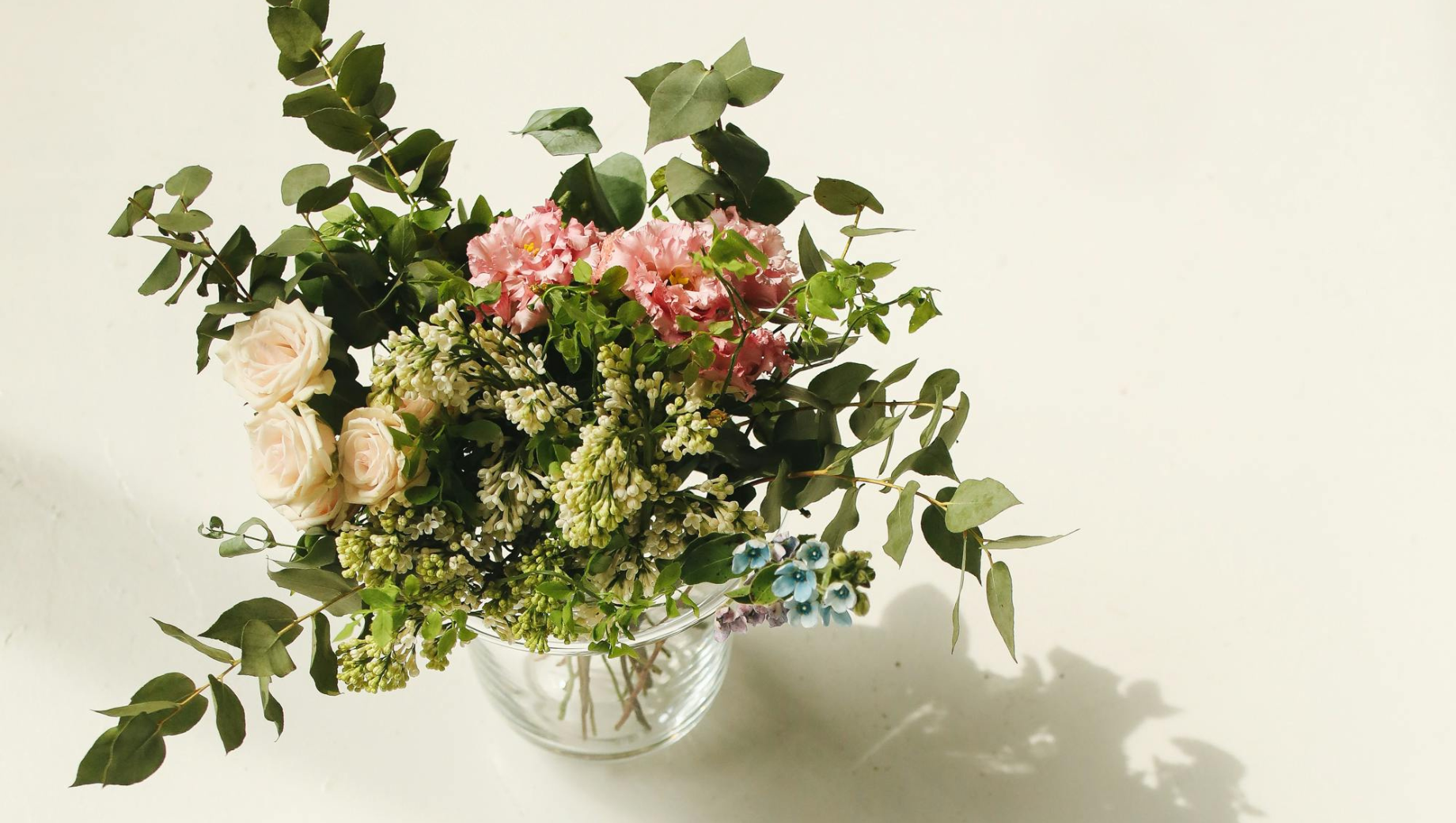 How to Arrange Wildflowers in a Vase to Create a Warm and Natural Home Atmosphere