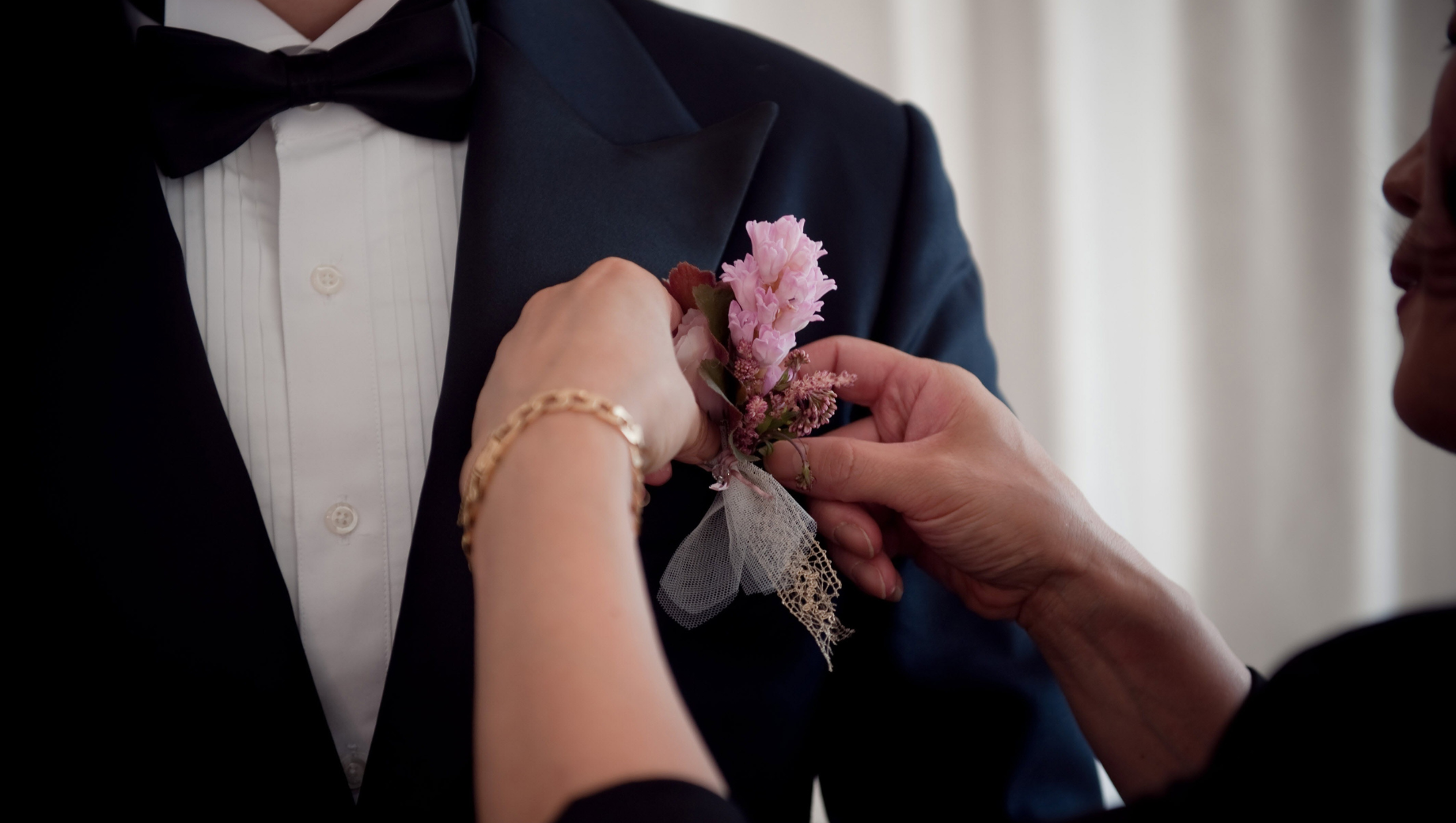 How to Choose the Perfect Boutonniere for the Groom and Groomsmen