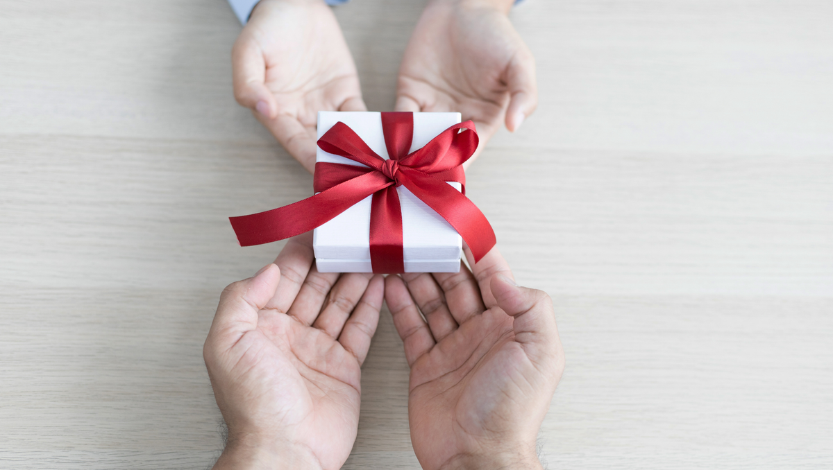 Top 10 Gifts to Pair with a Flower Bouquet in Thailand