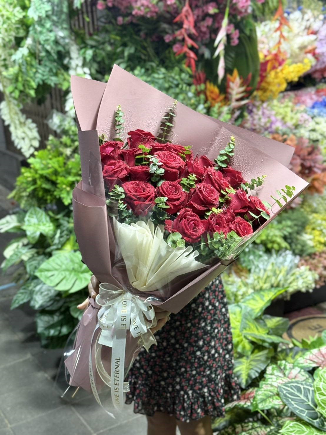 Sweet Cherry – 10 Red Roses Bouquet - BestBloomBuddy