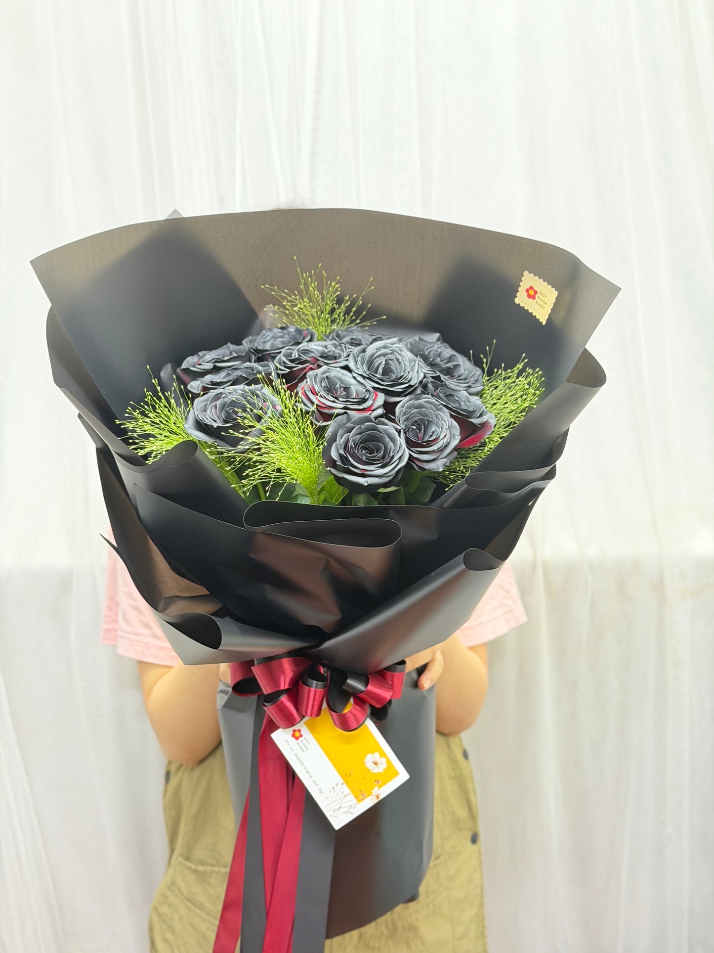 Mystic Love - 12 Black Roses Bouquet