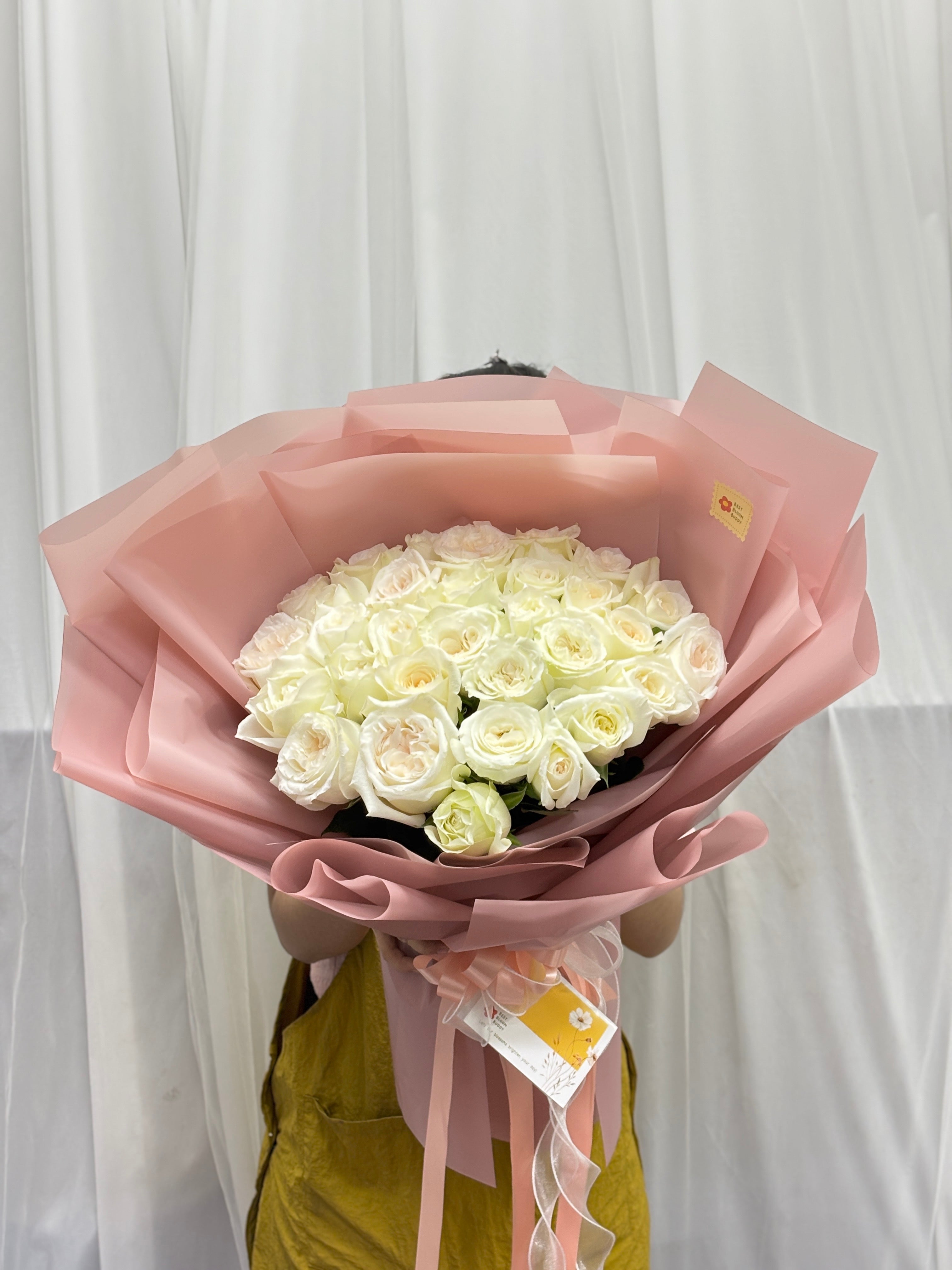 Rosy Kiss – 30 White Peony Roses (Garden Roses) - BestBloomBuddy