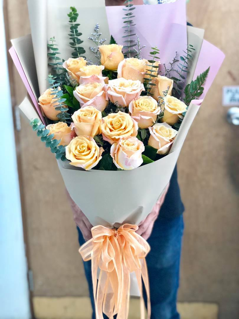 A Little Love – 15 Peach Roses Bouquet - BestBloomBuddy