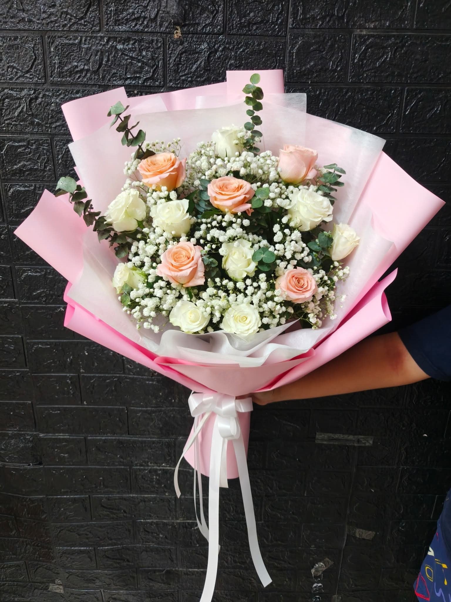 Warm Whisper – 15 White & Peach Roses Bouquet - BestBloomBuddy