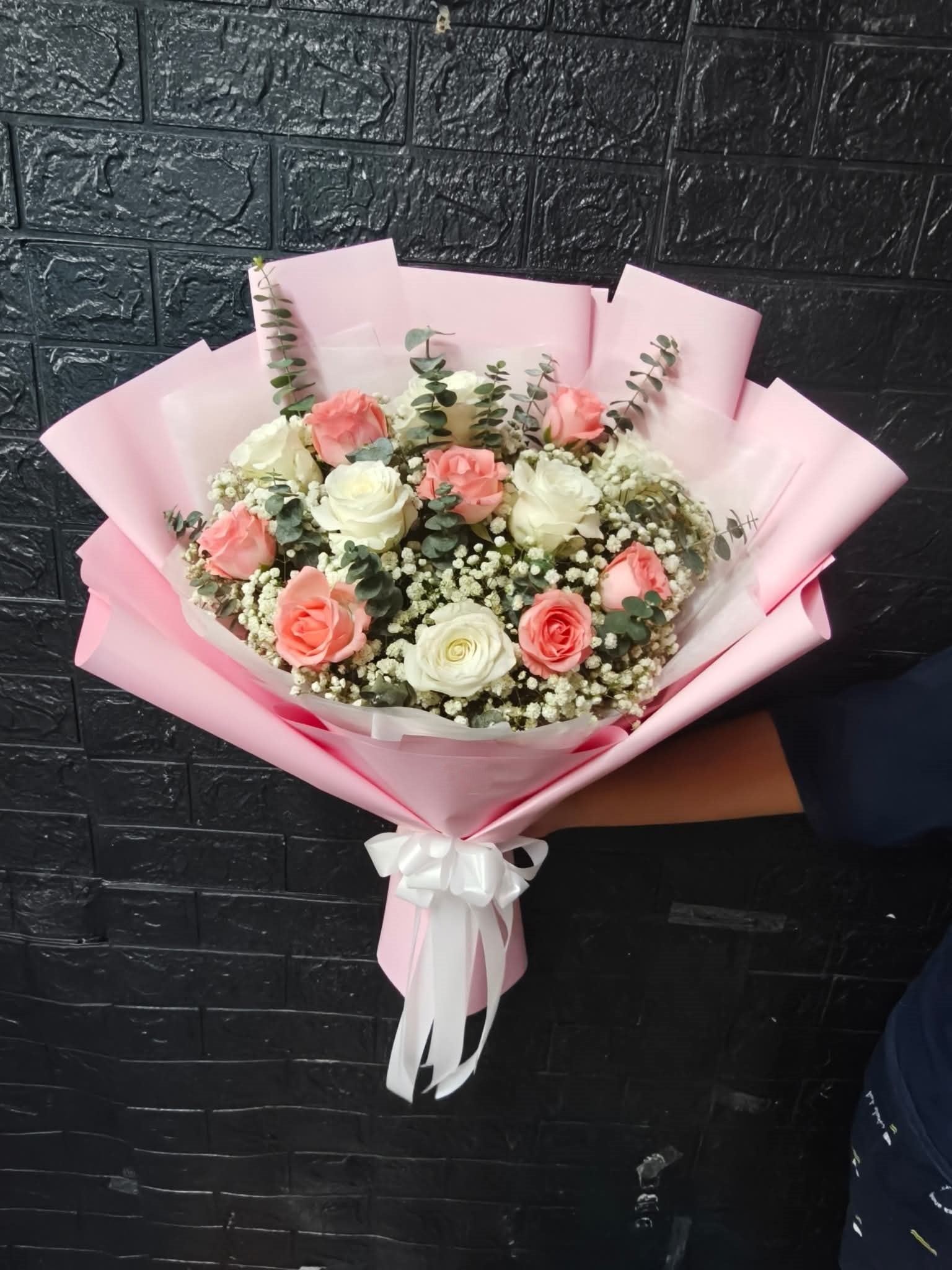 Warm Whisper – 15 White & Peach Roses Bouquet - BestBloomBuddy