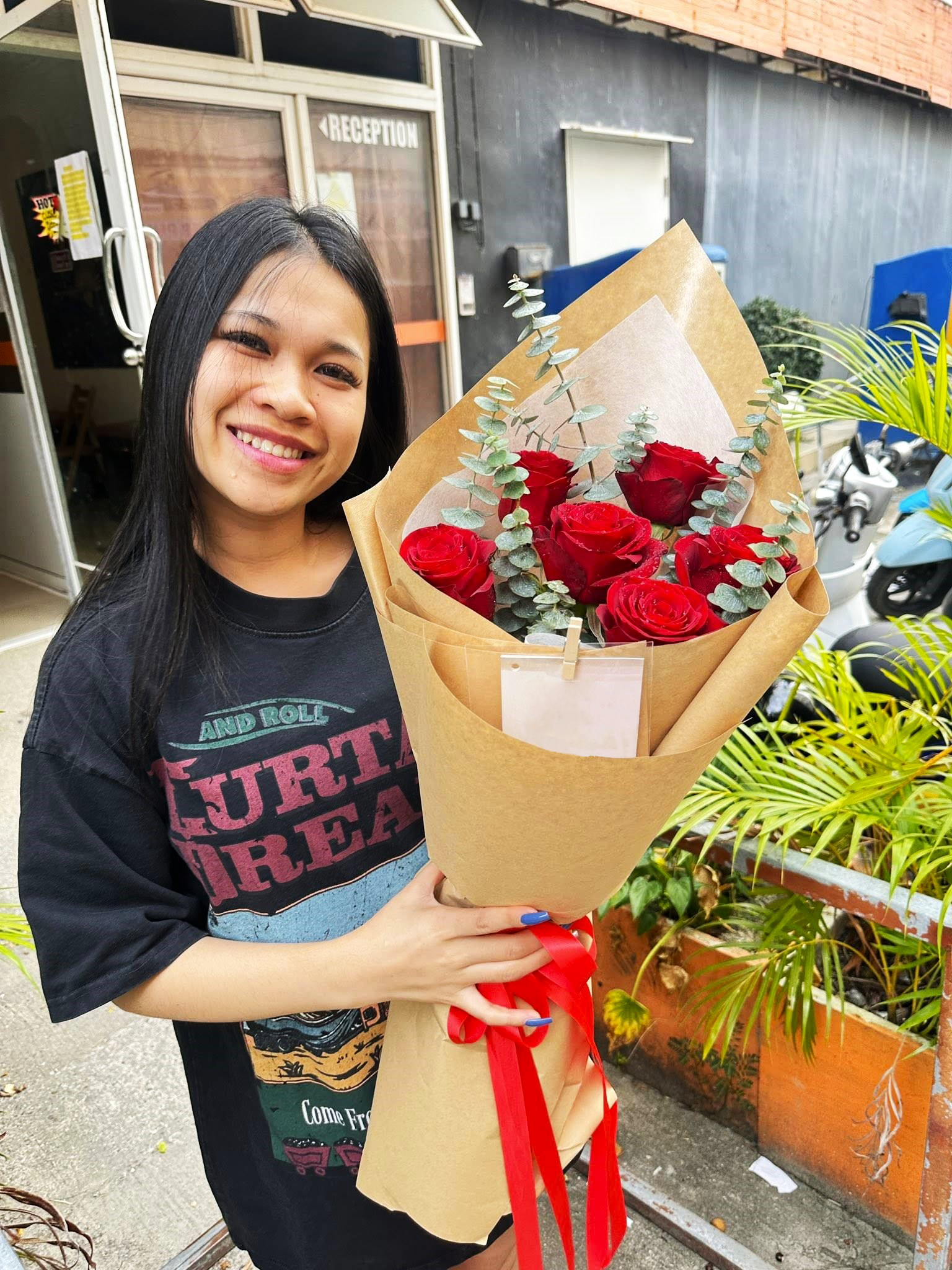 Red Velvet Love – 6 Red Roses Bouquet - BestBloomBuddy