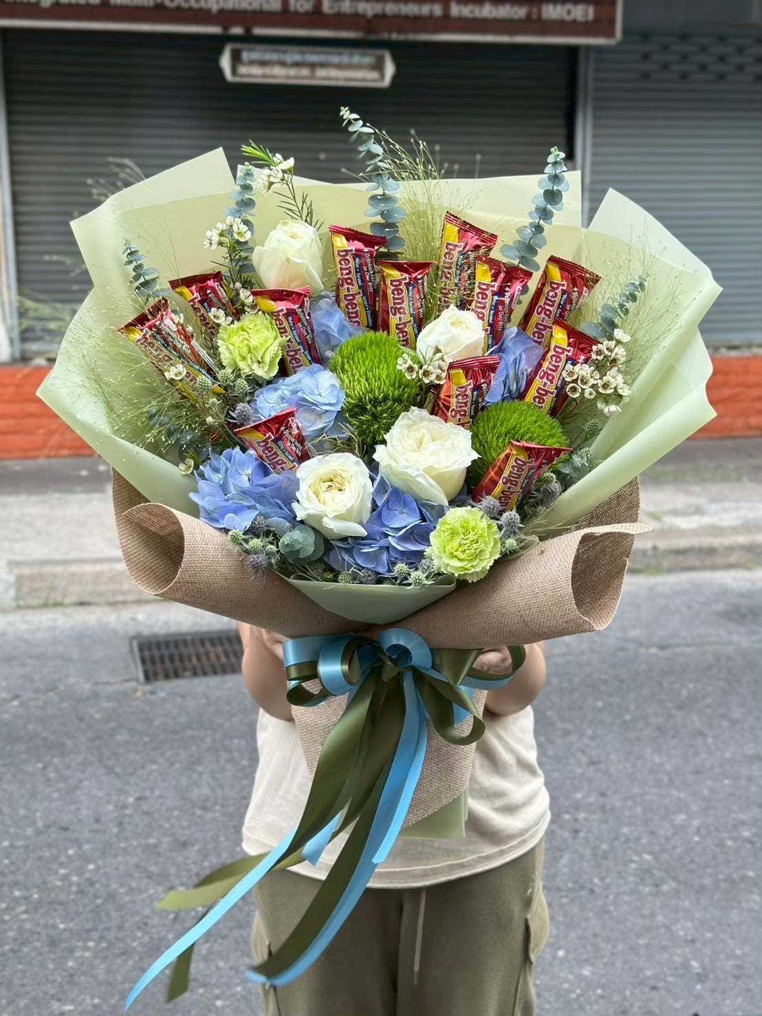 Blossom Crunch – Fresh Flowers & Wafer Chocolate Bouquet - BestBloomBuddy