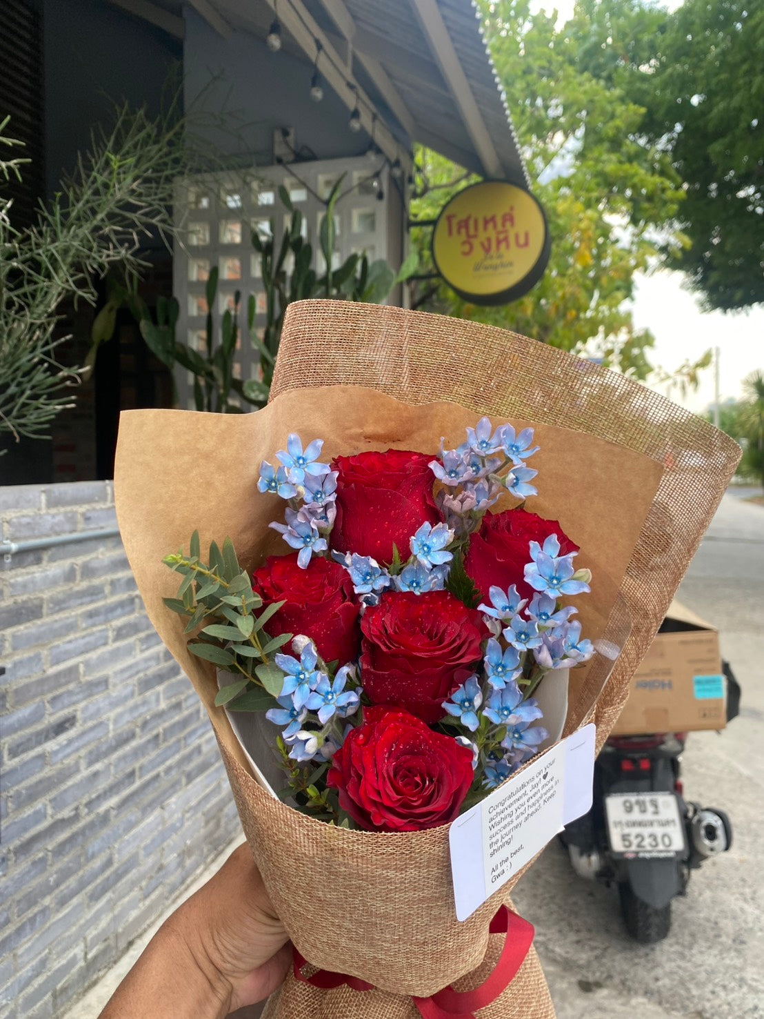 Crimson Sky – 5 Red Roses with Oxypetalum Flower Bouquet - BestBloomBuddy