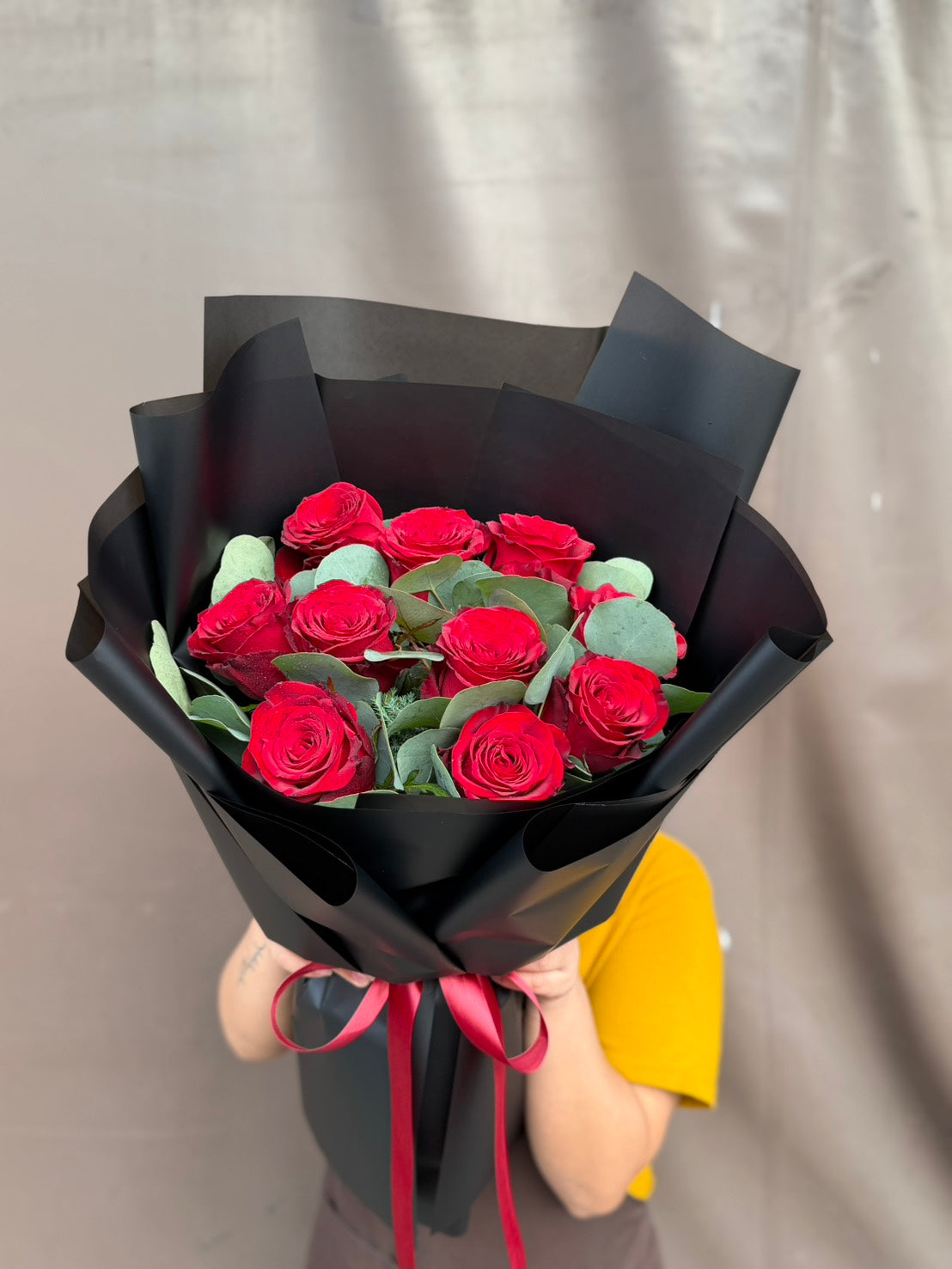 Midnight Rouge – 10 Red Roses Bouquet