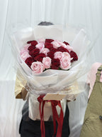 Love in Bloom – 30 Mixed Pink & Red Roses Bouquet - BestBloomBuddy