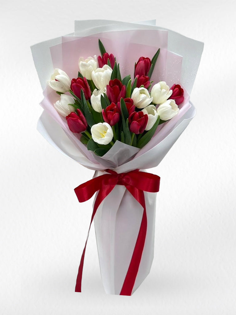 Candy Kiss – 20 Red & White Tulips Bouquet - BestBloomBuddy
