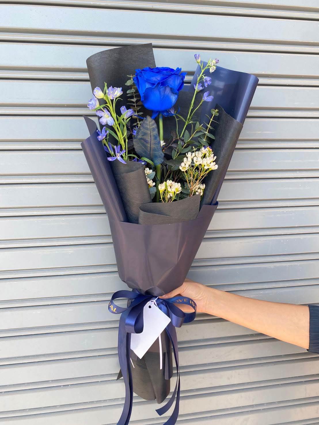 Blue Knight – Single Blue Rose Bouquet - BestBloomBuddy