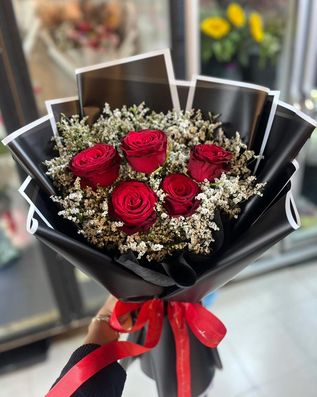Dark Romance - 5 Red Roses Bouquet