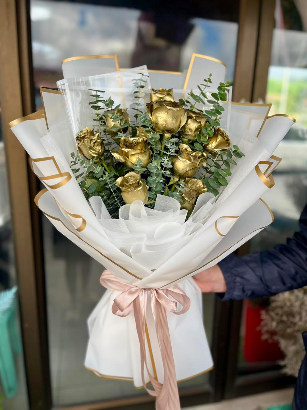Royal Gold – 10 Gold Rose Bouquet