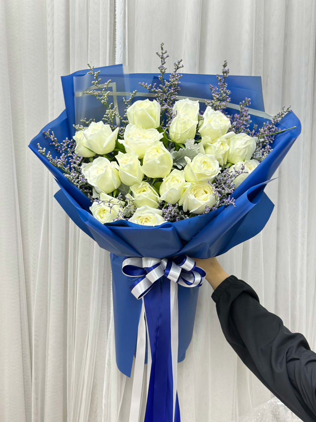Sky and Sea – 20 White Roses Bouquet