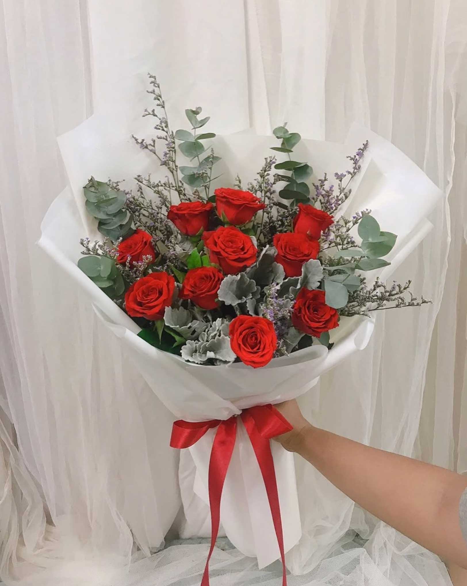 Hello, Beautiful – 10 Red Roses Bouquet