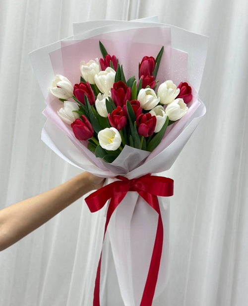 Candy Kiss – 20 Red & White Tulips Bouquet - BestBloomBuddy