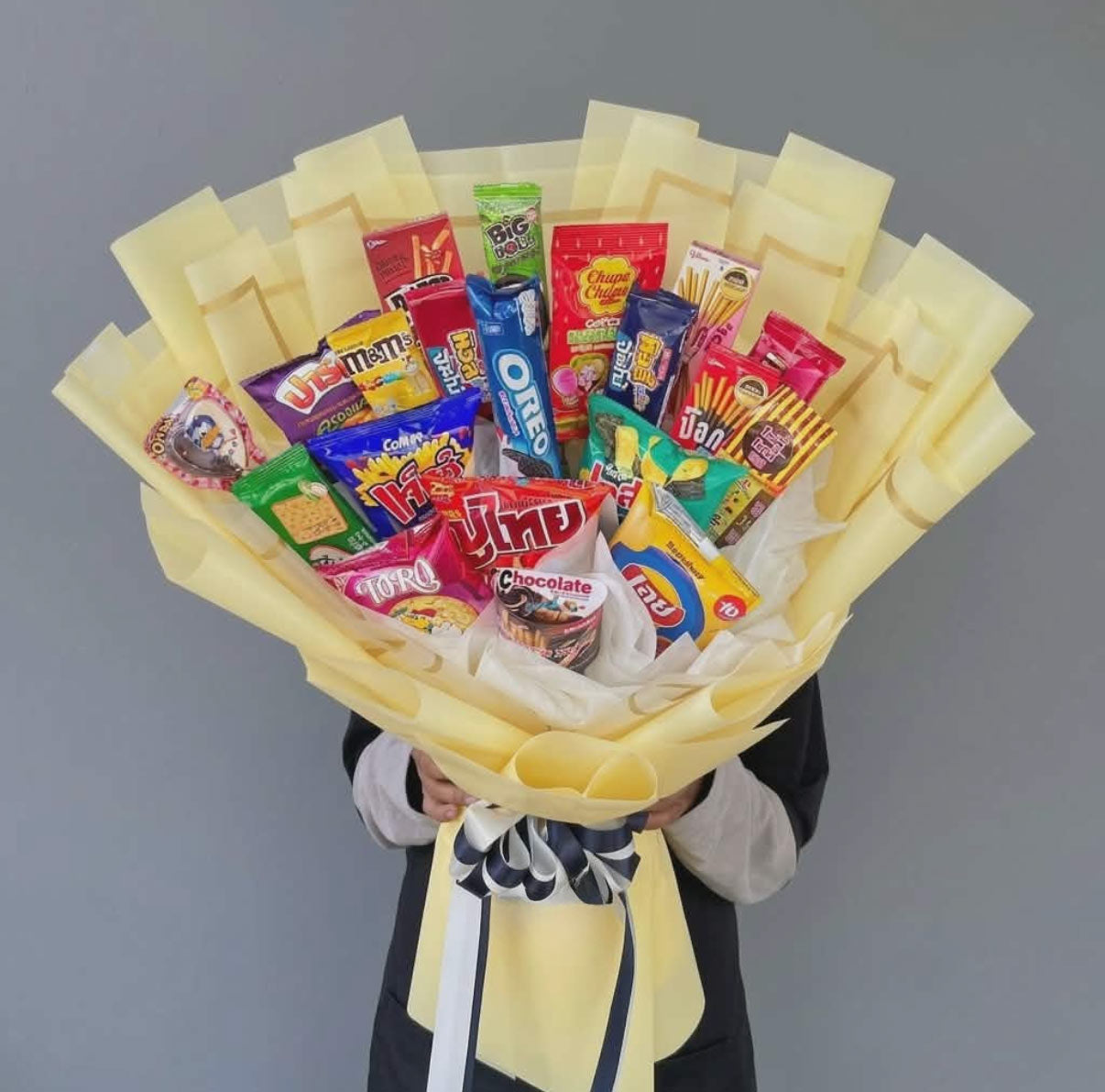 Sweet Treat Delight – 20 Mixed Snack Bouquet - BestBloomBuddy