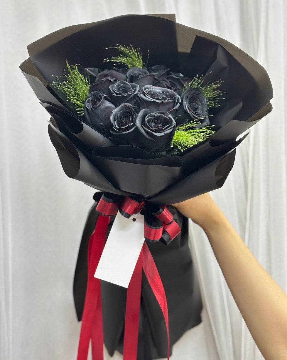 Mystic Love - 12 Black Roses Bouquet - BestBloomBuddy