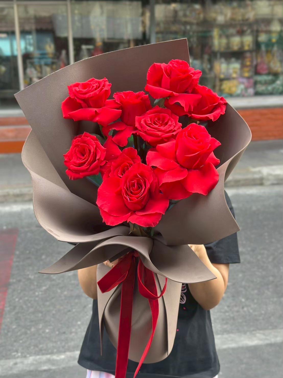 Deep Love – 10 Red Roses Bouquet (Black Wrap) - BestBloomBuddy