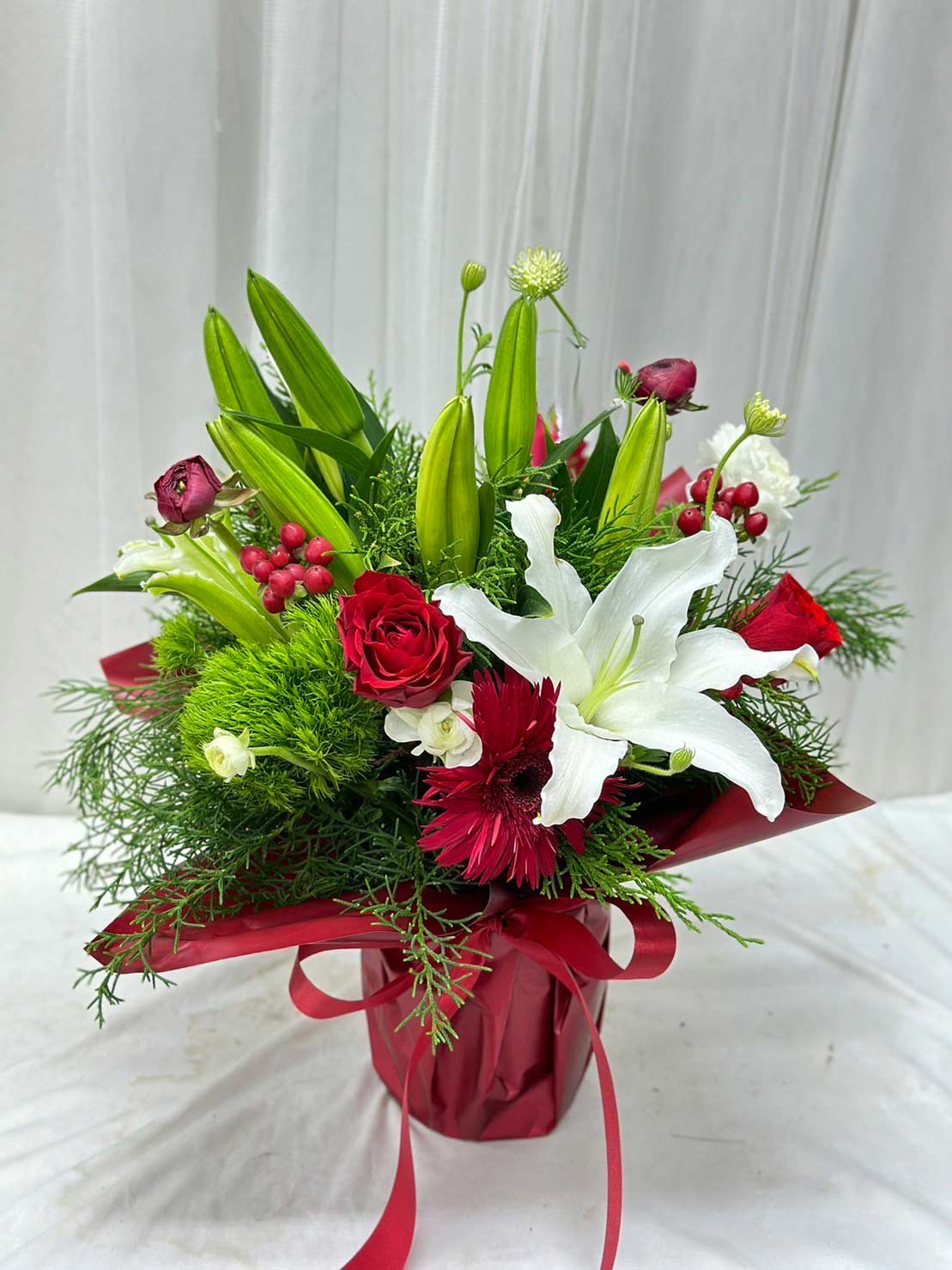 Holiday Cheer Blooms - Christmas Vase - BestBloomBuddy