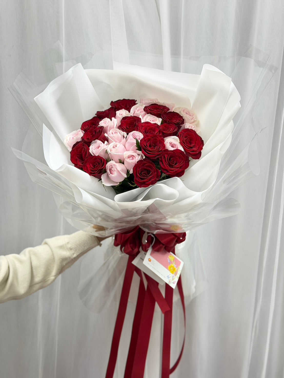 Mixed pink and red roses bouquet by BestBloomBuddy, featuring a vibrant and lush rose arrangement for special occasions.
