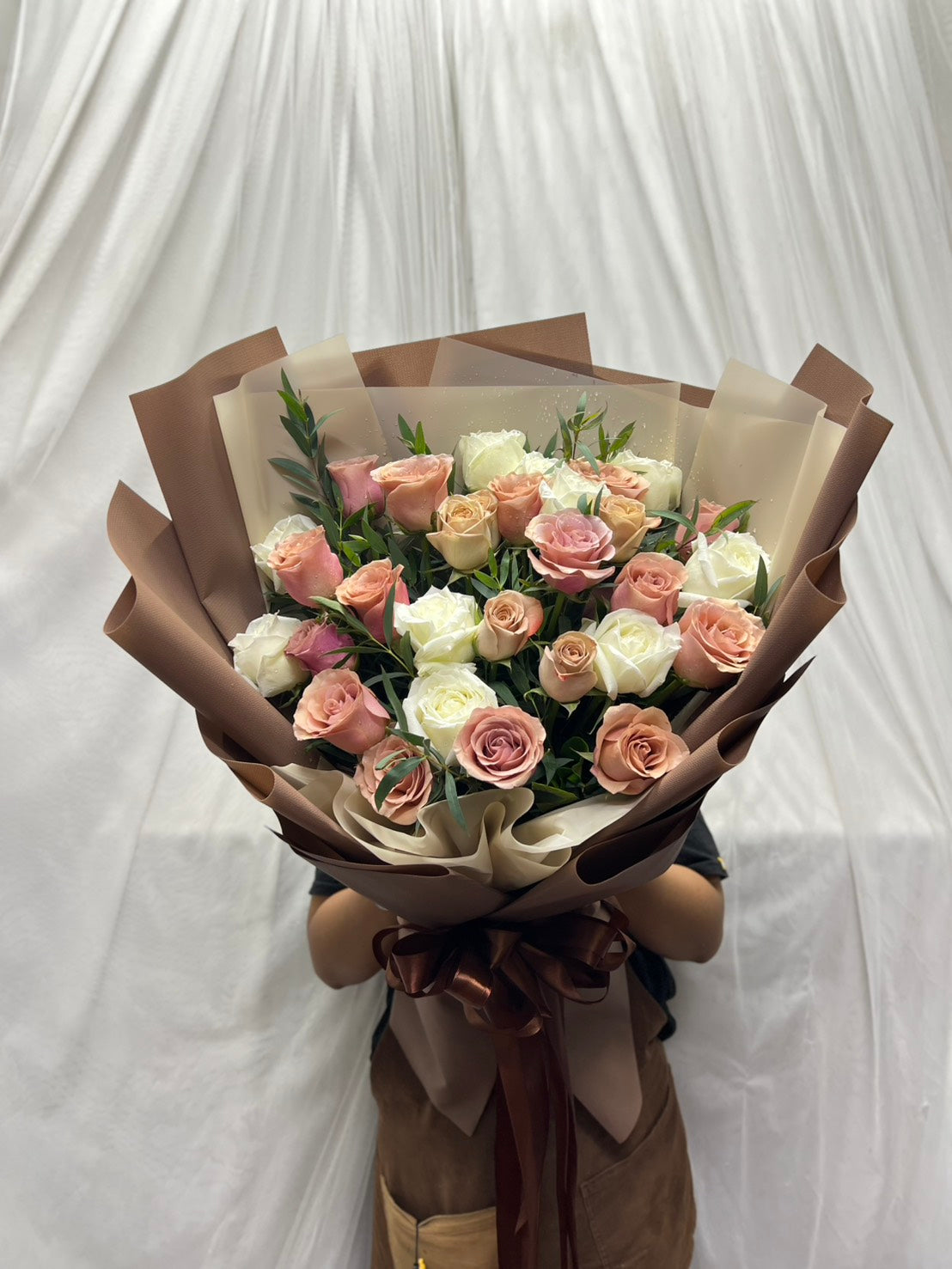 Coffee & Cream - 20 White and Brown Roses Bouquet - BestBloomBuddy